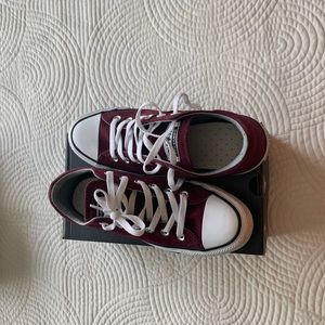 All-Star Converse Low Top Woman’s Size 8 Burgundy